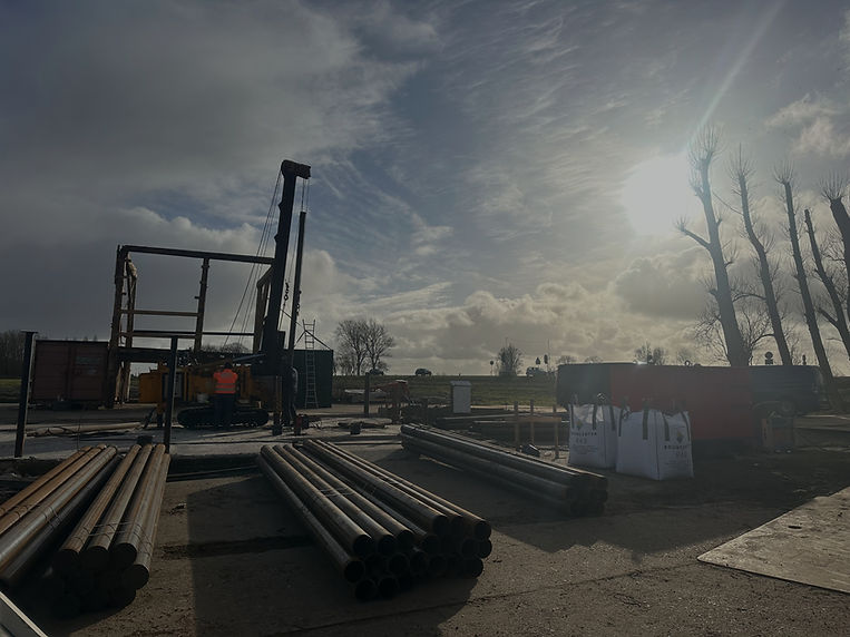 Stalen buispalen die inwendig geheid worden voor een compleet nieuwe fundering