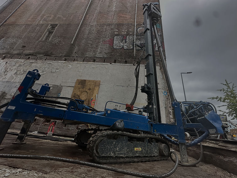 Mortelschroefmachine die op een bouwplaats staat van KFT Kaaij Funderingstechniek