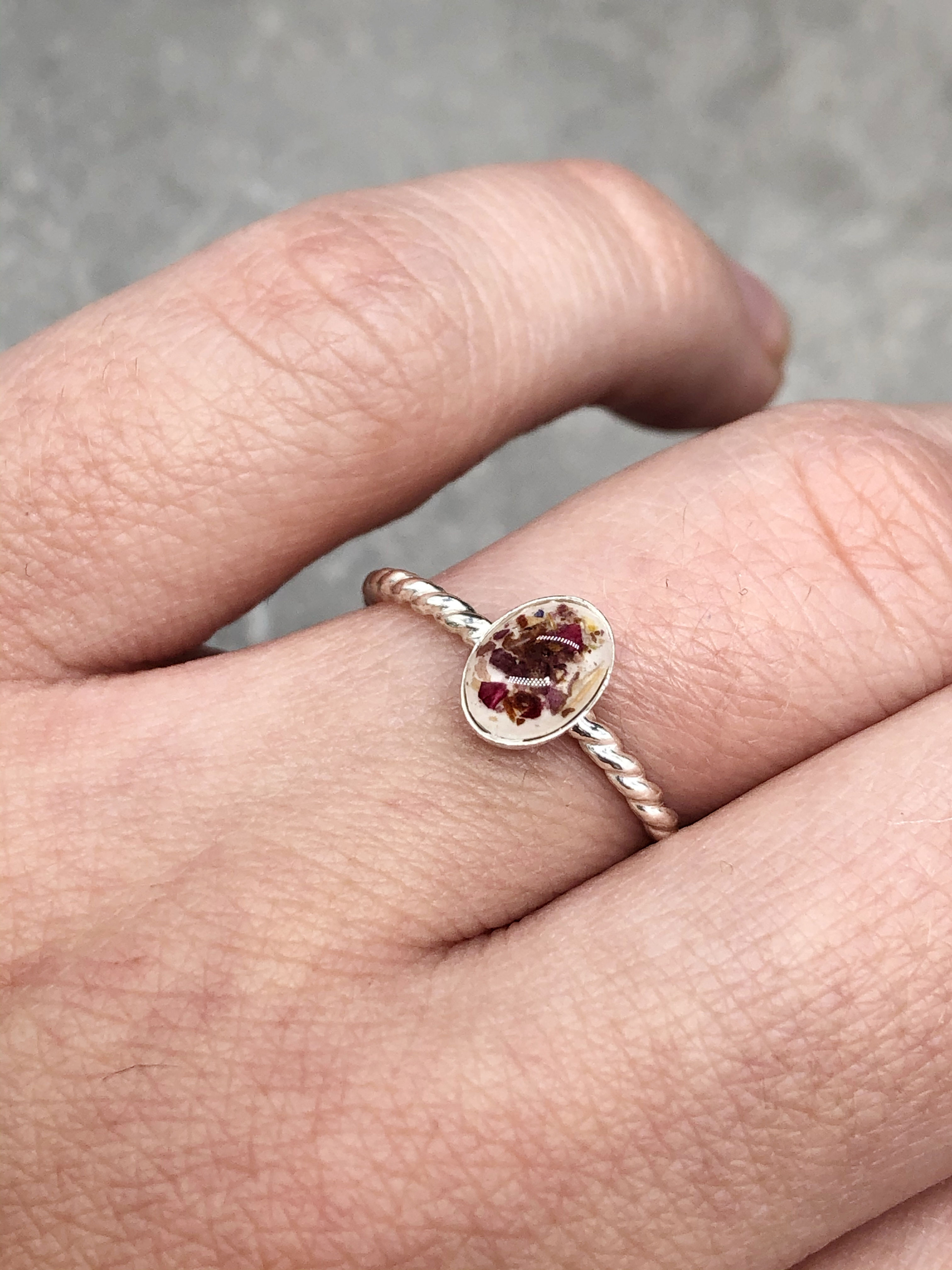 Flower Memorial Dainty Oval Ring (Twisted Band)