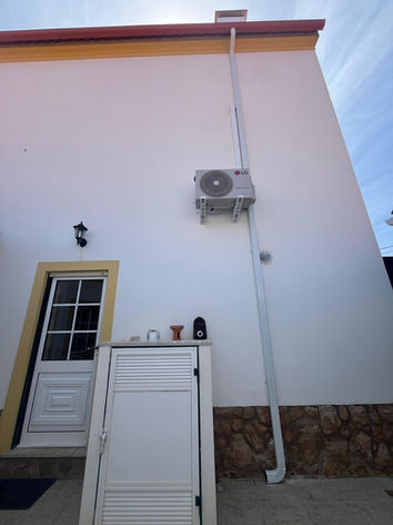 Montagem de Caleira cor Telha com tubos brancos de aluminio, na Benedita