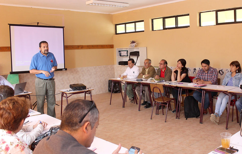 Siguiendo la exposición Pedro Oses, el director(s) del Liceo Entre Aguas de Llico Osvaldo Arcos; el director Liceo Nuevo Horizonte de Vichuquén, José Retamal; la profesora encargada de la Unidad Técnica del mismo liceo Yesika Calquín; César Bascuñán, director de Escuela Lago Vichuquén y su encargada técnica Edith Vega.