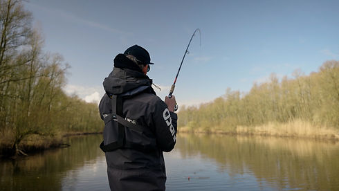 Snoek drillen vanaf boot in Biesbosch kreek