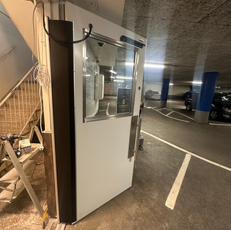 Projekt dörrbyte Ekerö och installation av dörrautomatik med IR, klämskydd, sensorlist, mikrobrytare