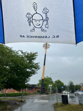 Regnigt väder påväg till BC Låsservice AB i Ekerö Centrum