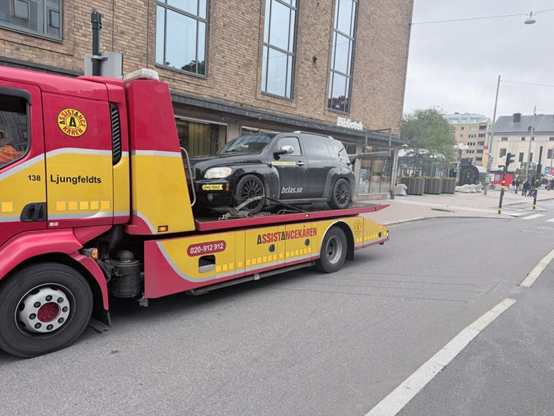 Hösten är här köttbullen fick punktering och Assistancekåren ljungfeldts bilbägning fick rycka ut och hämta oss på medborgarplatsen