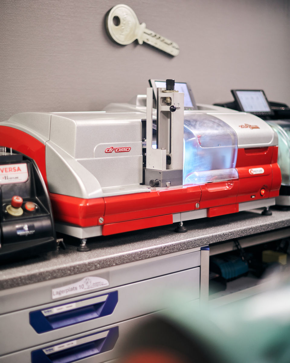 Modern nyckelmaskin hos Familjeföretaget BC Låsservice AB din lokala låssmed på Ekerö och Mälaröarna