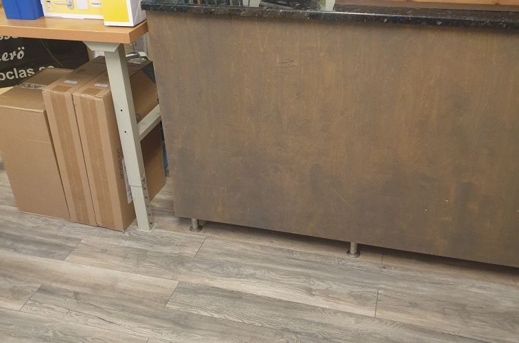 Se upp för sågspånet golvet under kassadisken