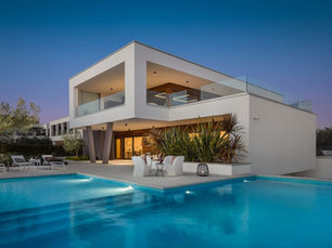 De la Côte d’Azur à la Costa Blanca, en passant par les rivages croates et l’Italie, chaque maison promet une expérience de vacances où confort et grand air ne font qu’un.