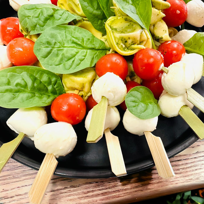 Mozzarella-Tomaten-Spieße mit Pesto-Ravioli