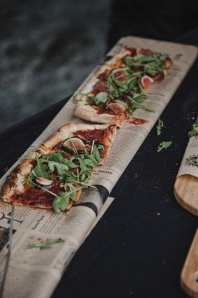 Feigen- und Rucola-Pizzen auf Holzbrett: Leckerer Eventcatering-Snack