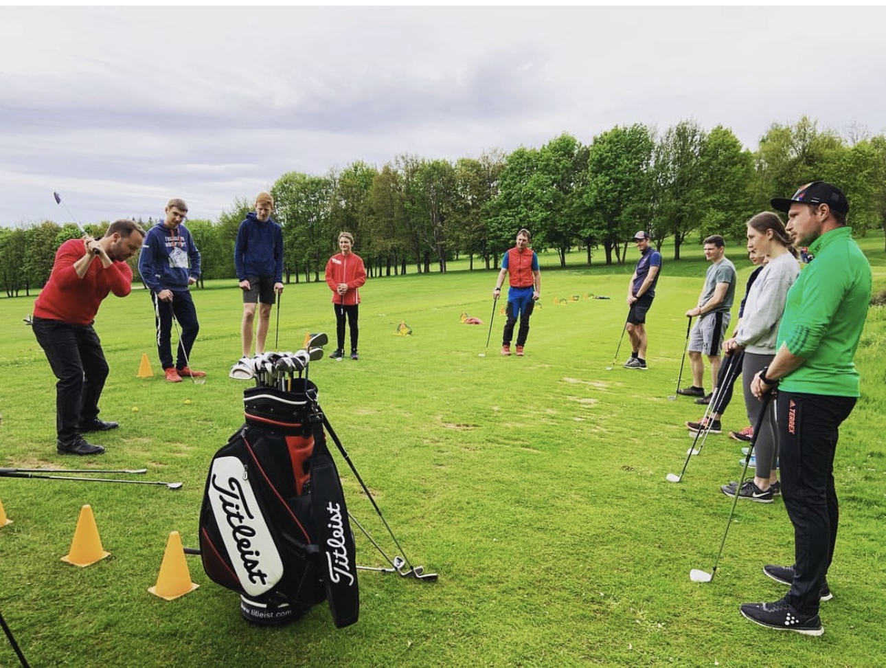 Darren Hillier demonstriert einen Golfschwung im Gruppentraining