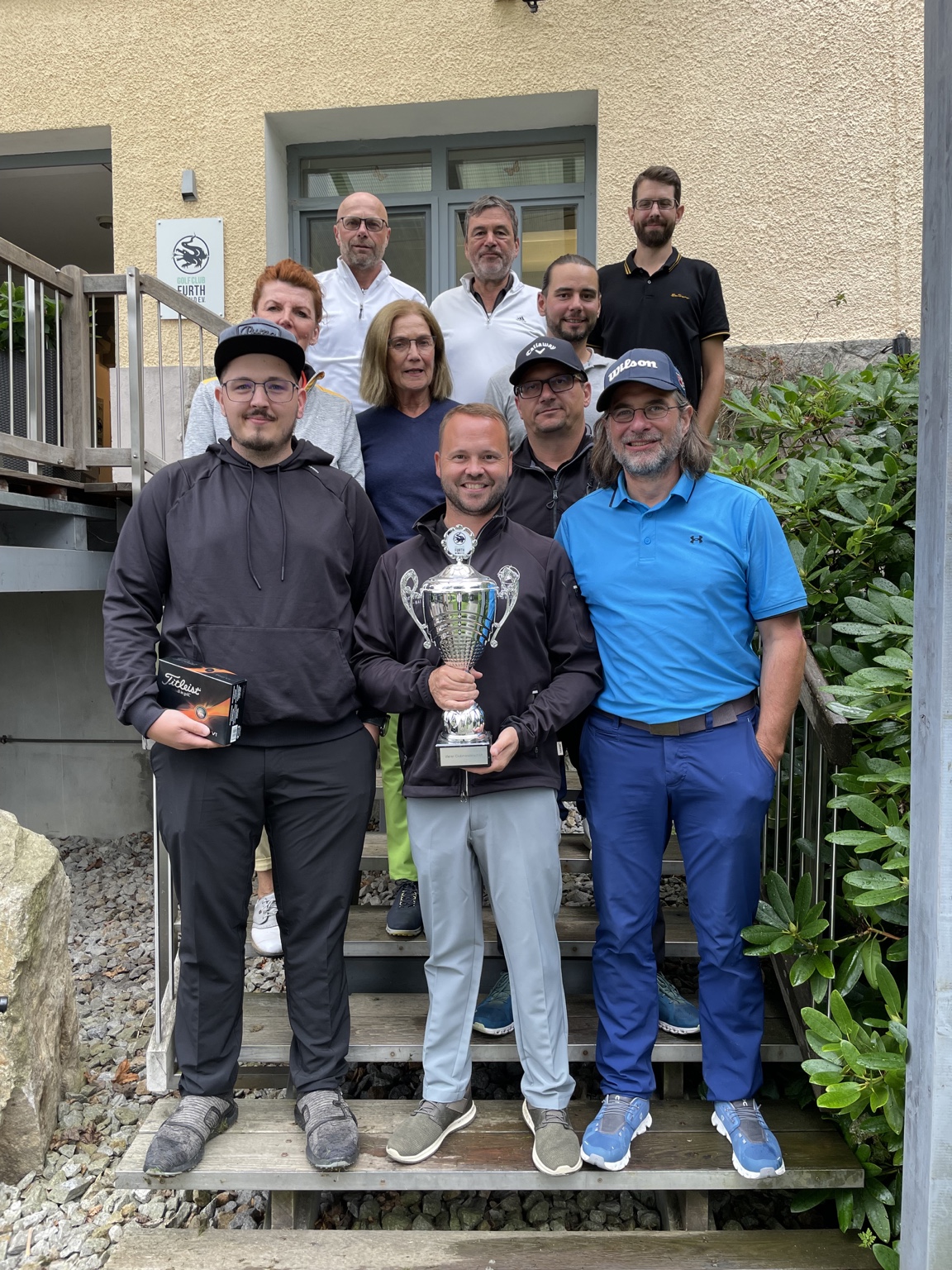 Darren Hillier mit Pokal bei einer Siegerehrung in Furth im Wald