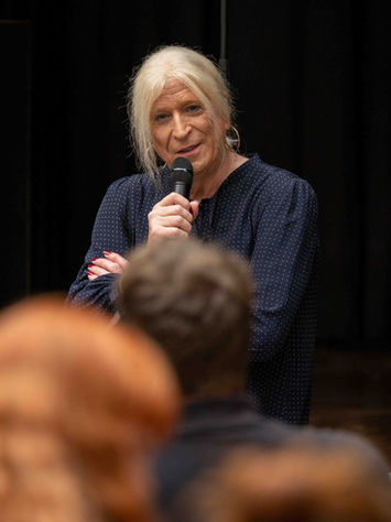 Die Fotografie aus Bremen zeigt eine Frau im Austausch mit dem Publikum