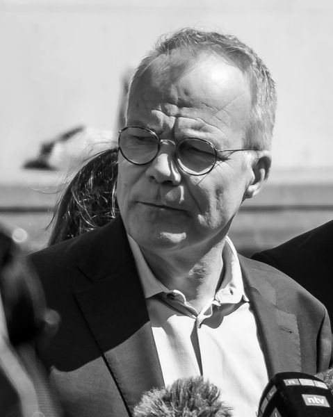 Die Reportagefotografie zeigt den Fraktionsvorsitzenden der SPD in Berlin