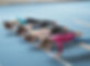 Le ragazze facendo push-up