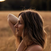 séance photo de femme au couché du soleil en extérieur dans un champs. lumière naturelle 