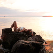 séance photo d'une femme en lingerie au bord du lac léman au levé de soleil