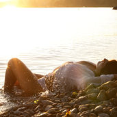 séance photo d'une femme en lingerie au bord du lac léman au levé de soleil