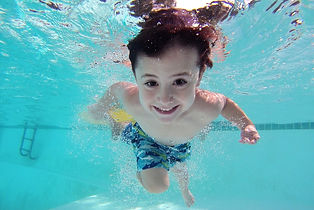 Kind im Schwimmbad