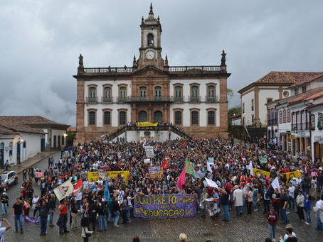 Manifestantes vão às ruas em defesa da educação e contra a reforma da Previdência