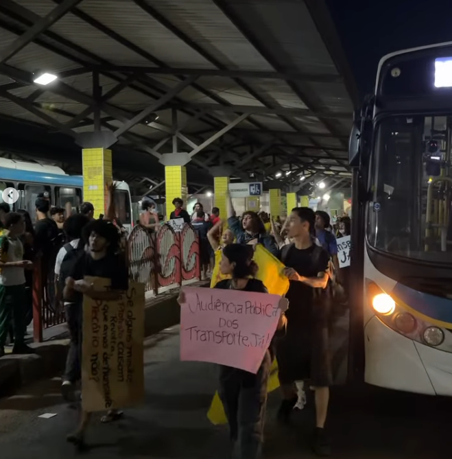 Em greve, estudantes da UFAC cobram melhorias no transporte público de Rio Branco (AC)