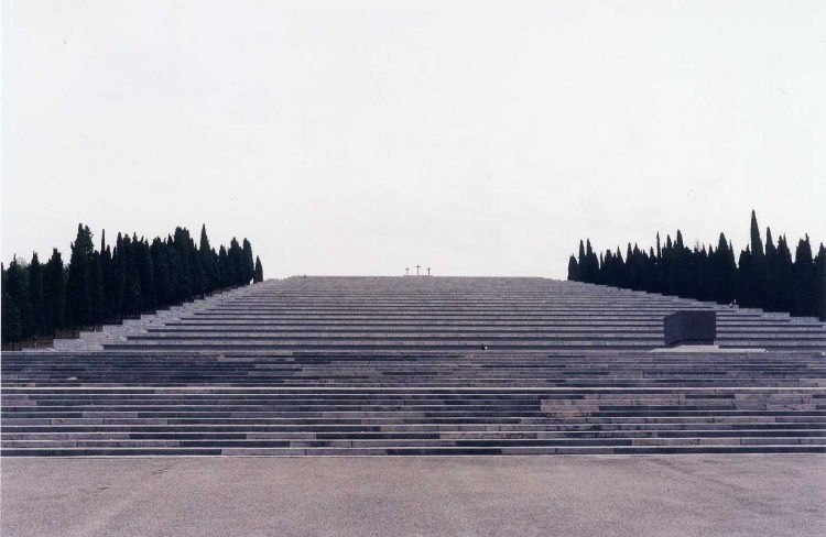 Redipuglia è uno dei monumenti per eccellenza; si impone con forza nel contesto in cui si inserisce divenendo esso stesso luogo.