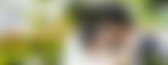 新人在東京櫻花下親吻拍攝近距離浪漫婚紗照。