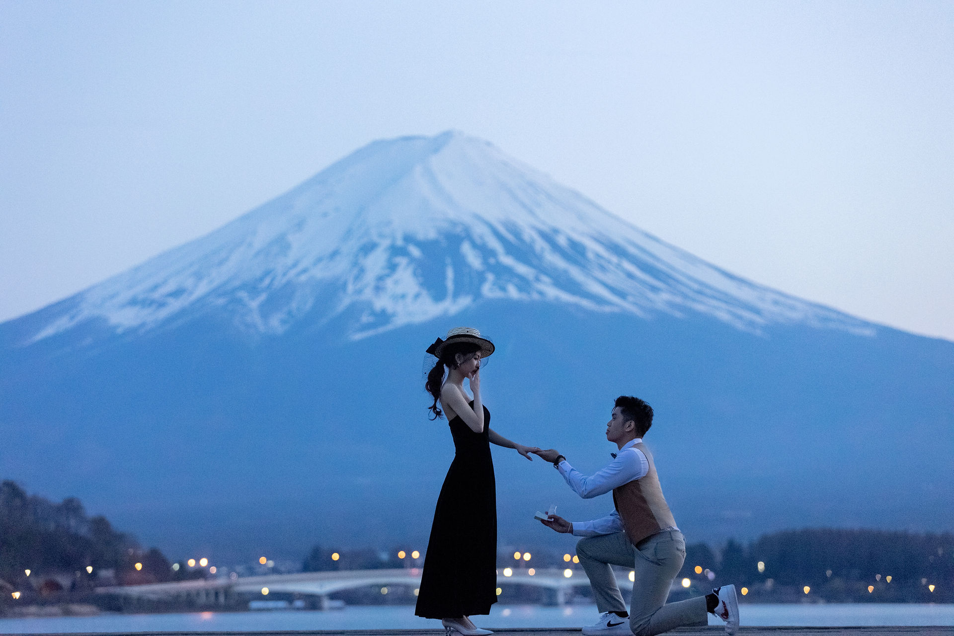 富士山冬季和服婚紗攝影｜新人於日式庭園合影