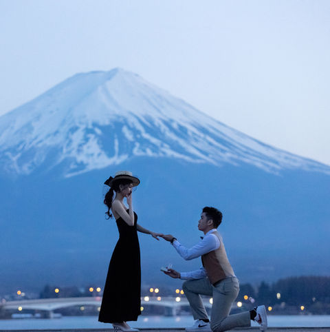 mount fuji sunset pre wedding photoshoot silhouette couple lake