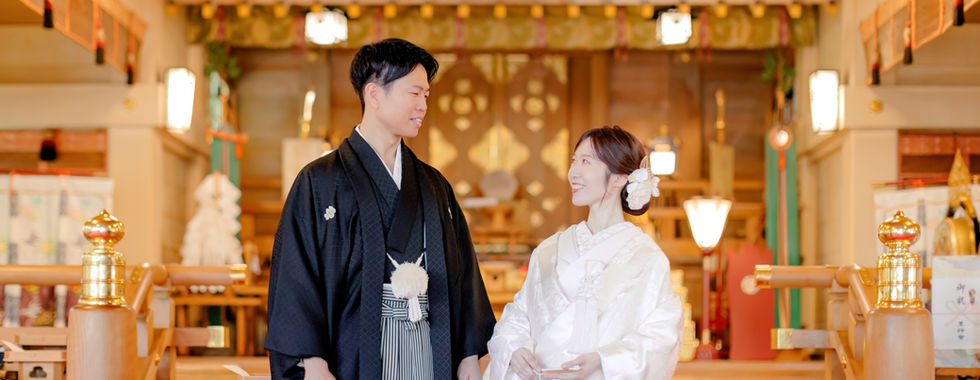 홋카이도 도요히라 신사의 전통 기모노 웨딩 촬영에서 자연스럽게 걷는 신랑신부의 프리웨딩 사진.