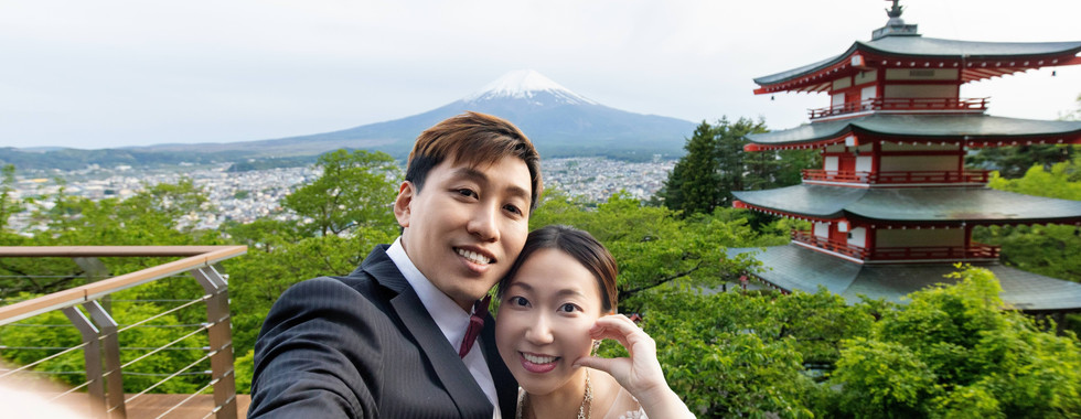 joyful wedding selfie with pagoda and mount fuji scenery