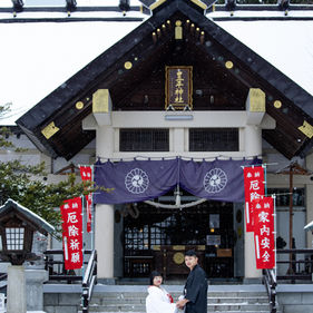 hokkaido shrine wedding kimono photoshoot building front snow