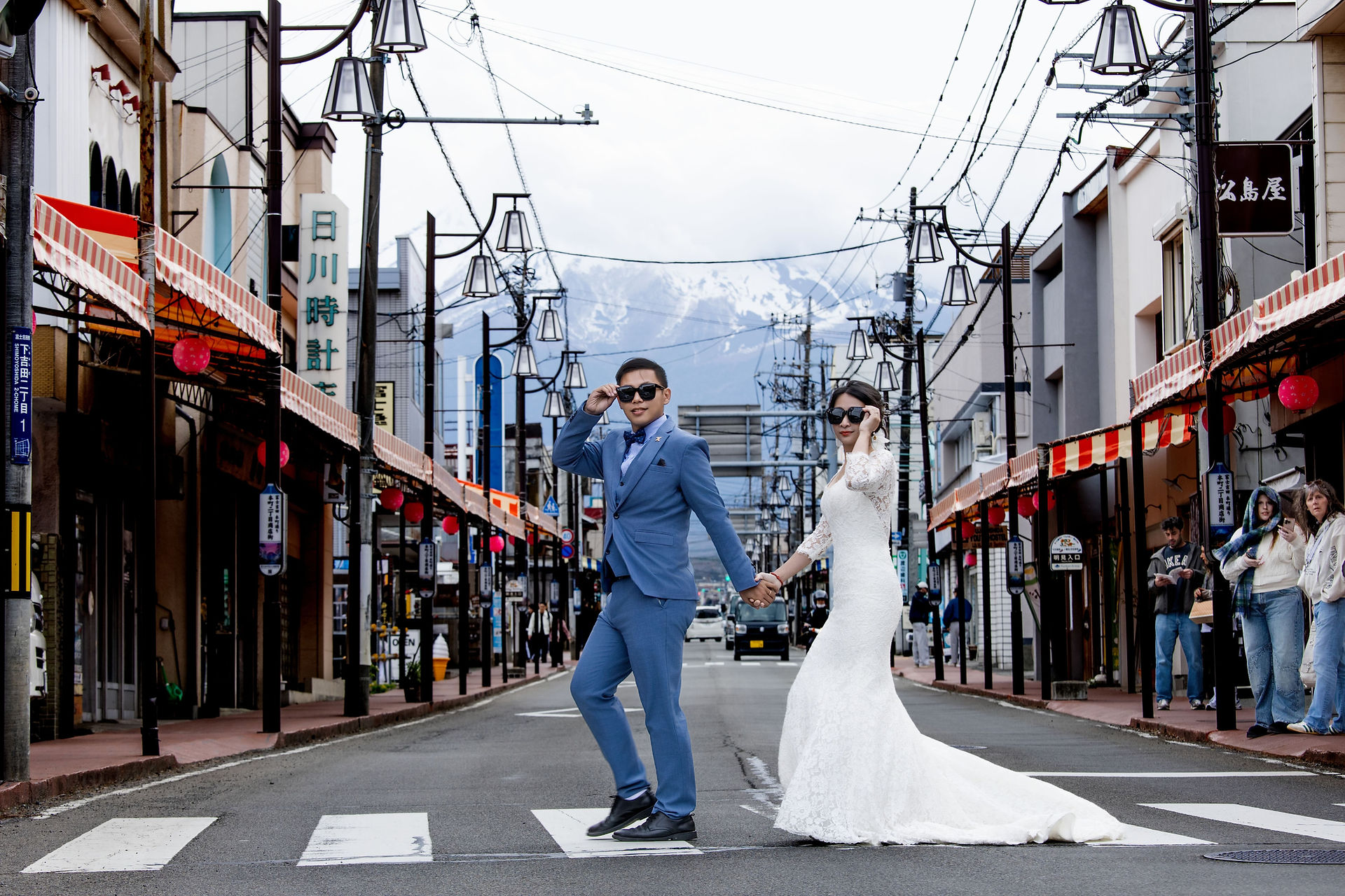 富士山近くの日川時計店通りで撮影する新郎新婦の前撮り