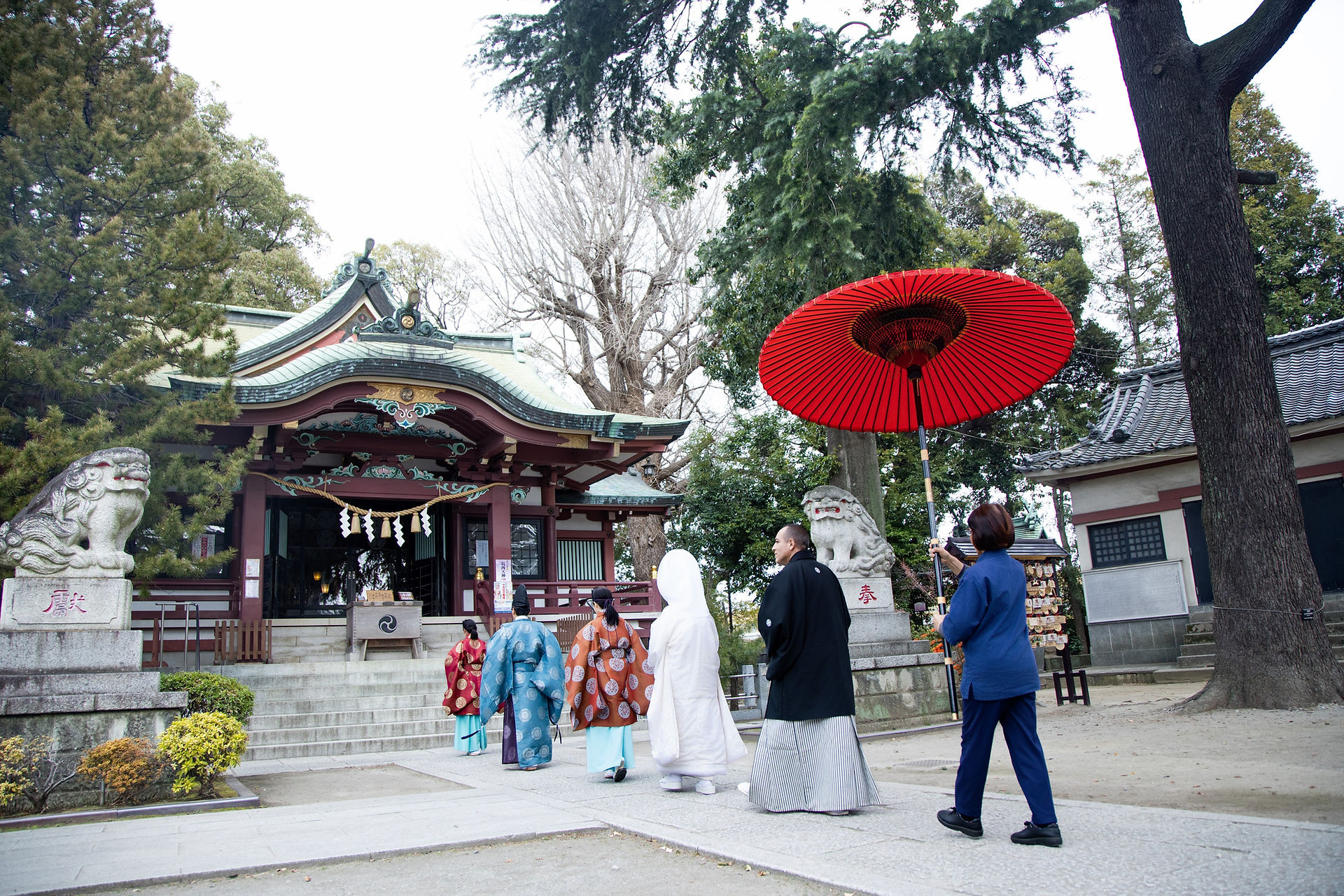 新人於白色建築與花園前拍攝浪漫婚紗照。