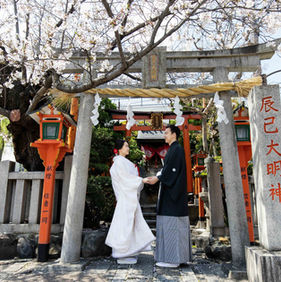 traditional japanese shrine gate wedding photography kyoto japan