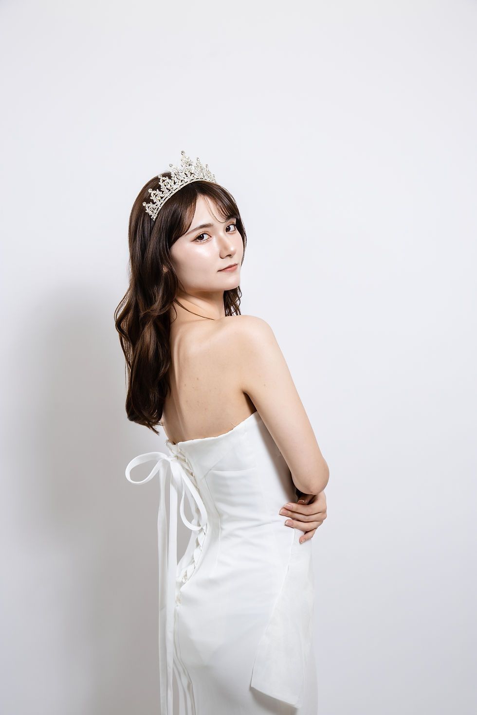 サムネイル： strapless wedding dress side portrait modern feminine