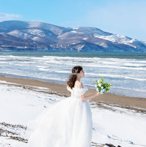 hokkaido seaside winter wedding photoshoot bride portrait
