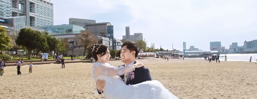 bridal portrait walking along odaiba seaside park beach