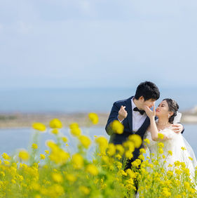 tokyo flower field pre wedding photoshoot couple yellow flowers