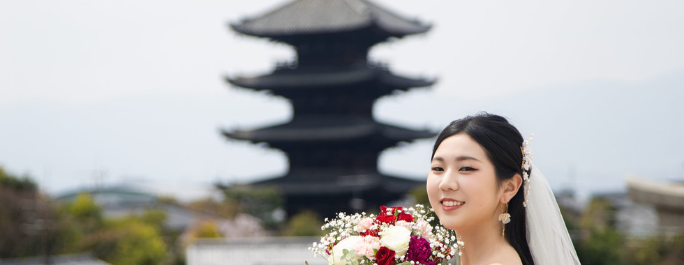 bridal portrait with yasaka pagoda background in kyoto japan