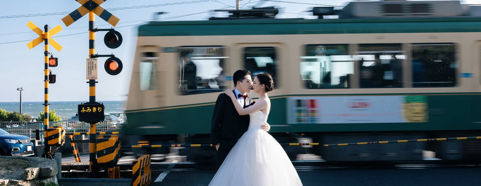 新郎新娘在橫濱地標前拍攝日本婚紗攝影。