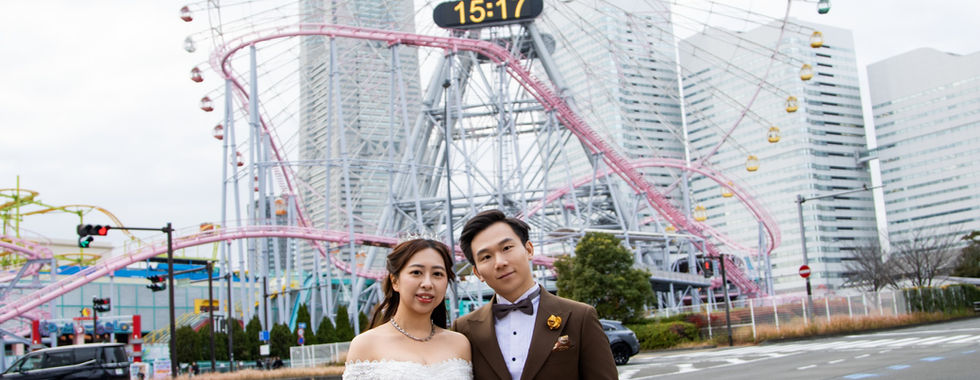 新人以橫濱摩天輪為背景拍攝婚紗照。
