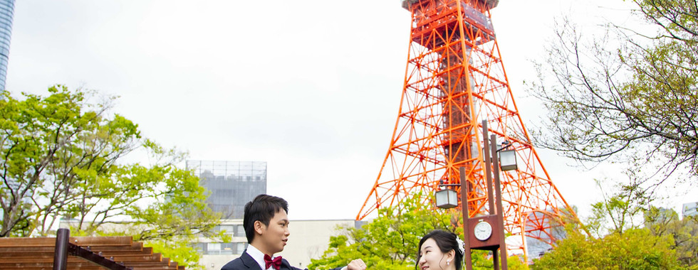 wedding couple portrait beside tokyo tower in spring