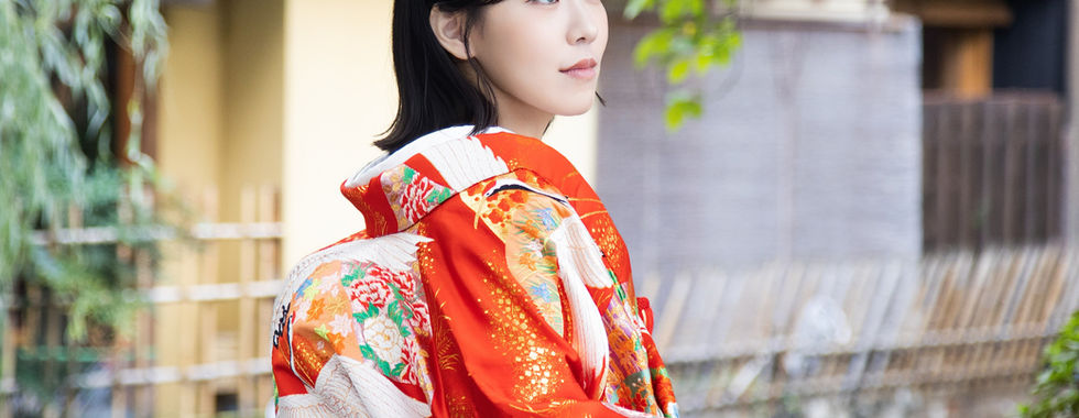 新娘穿著色打掛於京都神社參道拍攝婚紗人像。