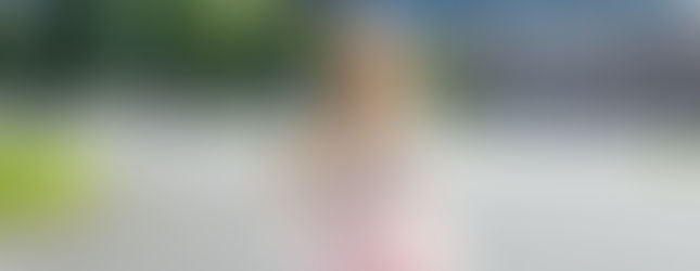 新娘穿著粉色禮服在東京車站周邊拍攝優雅肖像。
