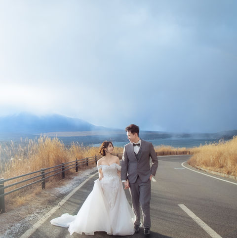 mount fuji road pre wedding photoshoot couple walking autumn