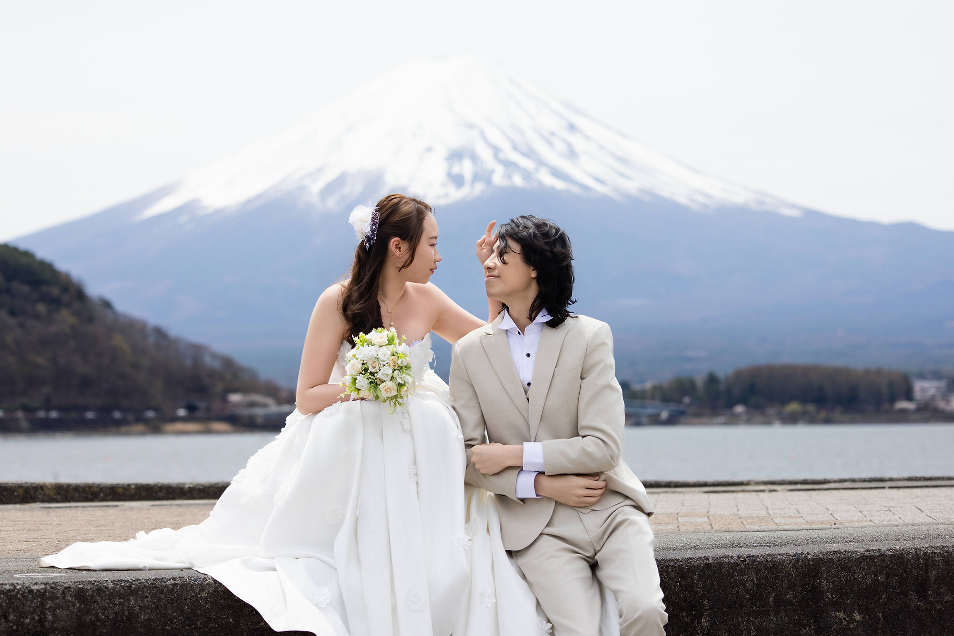 Romantic bride and groom portrait at Kawaguchiko with a clear view of Mount Fuji.