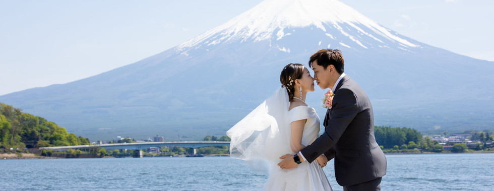 romantic kiss portrait with mount fuji and lake kawaguchiko