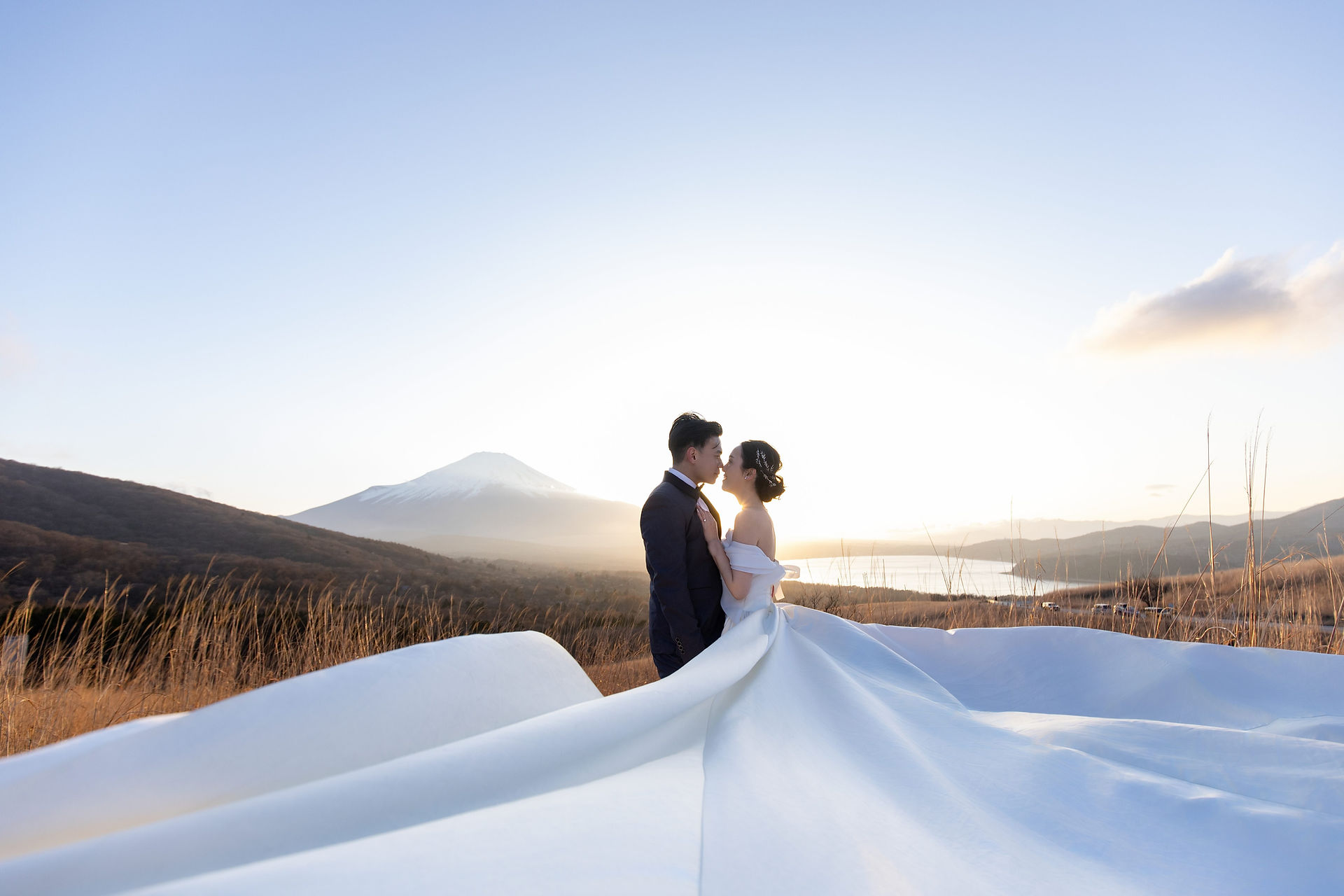 河口湖富士山婚紗攝影｜新人於秋季湖畔擁抱