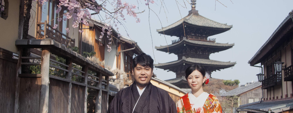 traditional japanese wedding kimono portrait at yasaka pagoda street